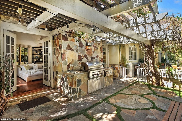 Căn biệt thự nằm tách biệt dưới một quả đồi, yên tĩnh, thích hợp cho nghệ sĩ thu âm. Ngoài ra, không gian sống hòa mình với thiên nhiên, nội thất hiện đại, có cả khu vực vườn, hồ bơi, khu vực thư giãn ngoài trời. Sau đây là một số hình ảnh bên trong căn hộ của nghệ sĩ saxophone 62 tuổi được Daily Mail đăng tải: