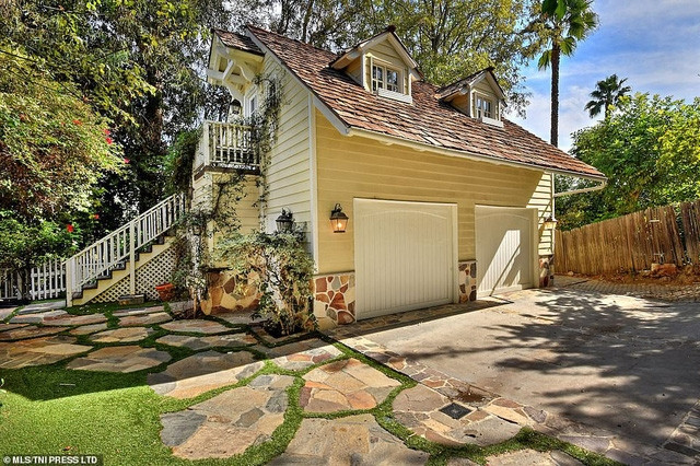 Nếu thương vụ này thành công, nghệ sĩ sẽ lời khoảng hơn 1 triệu USD, vì căn biệt thự này Kenny G mua hồi 2007 chỉ với giá 2,85 triệu USD.