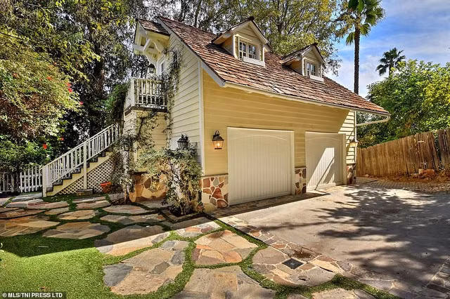 Nếu thương vụ này thành công, nghệ sĩ sẽ lời khoảng hơn 1 triệu USD, vì căn biệt thự này Kenny G mua hồi 2007 chỉ với giá 2,85 triệu USD.