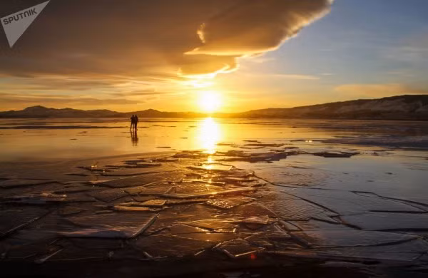 Khi hoàng hôn buông xuống, ánh sáng vàng ấm áp bao phủ cả mặt hồ. Những bức ảnh siêu đẹp này thuộc quyền sở hữu của nhiếp ảnh gia Sputnik.