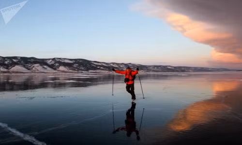 Vào mùa đông, hồ Baikal vùng Irkutsk, Nga, được bao phủ một khối băng trong suốt long lanh như pha lê dày đến 150cm, cực kỳ phù hợp cho việc trượt băng. Trong ảnh, người dân trượt băng trên hồ nước cổ nhất Baikal ngày 6/1.