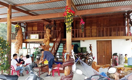 Căn nhà gỗ xây dựng trên đất nông nghiệp của ông Nguyễn Đình Thuận.