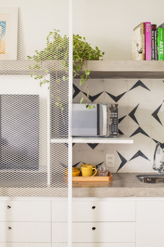 Cửa trượt giúp chia tách không gian chức năng với không gian nghỉ ngơi mà không hề làm không gian nhỏ đi.