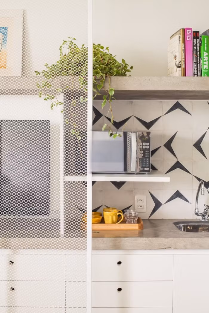 Cửa trượt giúp chia tách không gian chức năng với không gian nghỉ ngơi mà không hề làm không gian nhỏ đi.