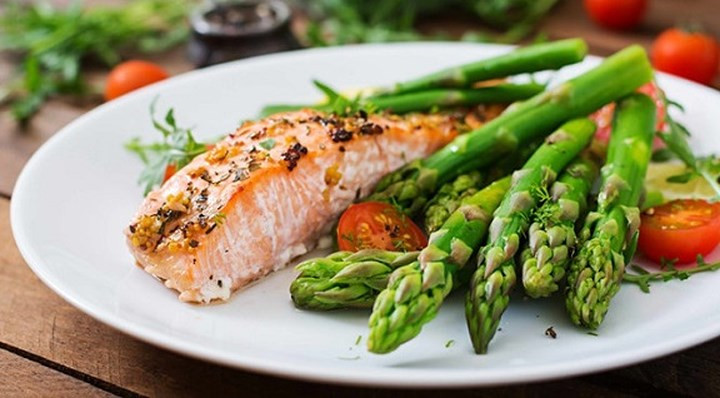 Măng tây được coi là "siêu thực phẩm mùa xuân" nhờ chứa nhiều vitamin như A, C, E, K, B6, cùng các khoáng chất như folate, sắt, đồng, canxi và chất xơ. (Ảnh: Thanh Niên)