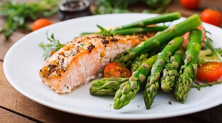 Măng tây được coi là "siêu thực phẩm mùa xuân" nhờ chứa nhiều vitamin như A, C, E, K, B6, cùng các khoáng chất như folate, sắt, đồng, canxi và chất xơ. (Ảnh: Thanh Niên)