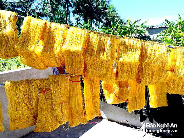 Giá tơ thành phẩm hiện nay là 800.000 - 1.000.000 đồng/kg, từ đây được đưa đi tiêu thụ ở Hà Nội, Lào, Thái Lan và dệt tại các làng dệt ở Nghệ An. Ảnh: Quang An