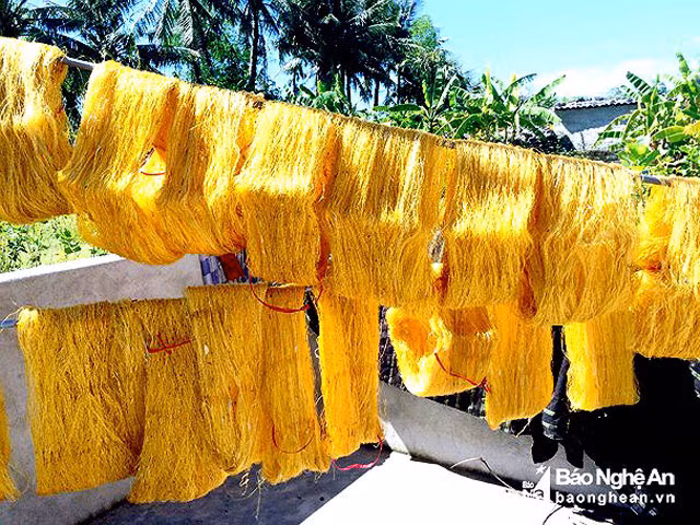 Giá tơ thành phẩm hiện nay là 800.000 - 1.000.000 đồng/kg, từ đây được đưa đi tiêu thụ ở Hà Nội, Lào, Thái Lan và dệt tại các làng dệt ở Nghệ An. Ảnh: Quang An