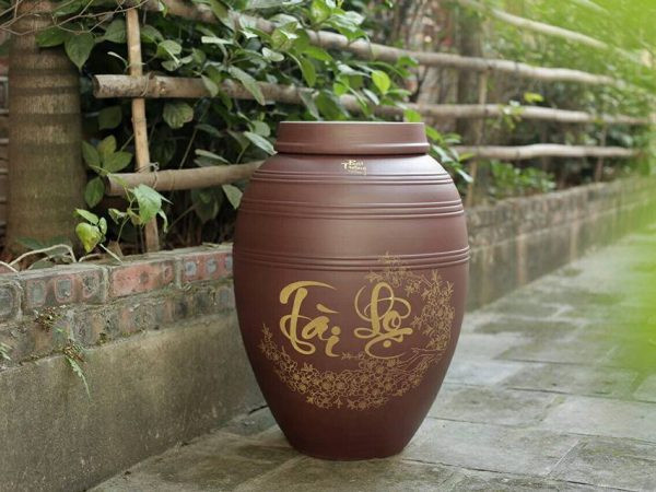 Hũ/thùng gạo phải được để "2 kín": Đậy kín, để nơi kín: Chưa nói đến khía cạnh phong thủy, ngay trên thực tế, nên đặt hũ gạo ở những nơi sạch sẽ, cao hơn mặt đất, đậy kín để tránh bụi bẩn, chuột gián, ẩm mốc có thể "tấn công" làm gạo nhanh hỏng, không tốt cho sức khỏe. Trong phong thủy, Người Á đông quan niệm rằng việc kê cao hũ gạo sẽ thể hiện sự quý trọng và bảo vệ tài lộc của gia đình. Hũ gạo chính là cái kho cất giữ tài lộc thịnh vượng của gia đình, bởi vậy ngoài việc kê cao, còn phải cất ở nơi kín đáo, nhất định không nên để người lại nhìn thấy ngay khi bước vào cửa. Tốt nhất nên đặt hũ gạo ở một vị trí khuất nhưng dễ lấy ở trong bếp.