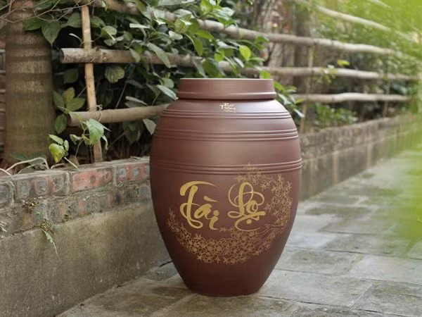 Hũ/thùng gạo phải được để "2 kín": Đậy kín, để nơi kín: Chưa nói đến khía cạnh phong thủy, ngay trên thực tế, nên đặt hũ gạo ở những nơi sạch sẽ, cao hơn mặt đất, đậy kín để tránh bụi bẩn, chuột gián, ẩm mốc có thể "tấn công" làm gạo nhanh hỏng, không tốt cho sức khỏe. Trong phong thủy, Người Á đông quan niệm rằng việc kê cao hũ gạo sẽ thể hiện sự quý trọng và bảo vệ tài lộc của gia đình. Hũ gạo chính là cái kho cất giữ tài lộc thịnh vượng của gia đình, bởi vậy ngoài việc kê cao, còn phải cất ở nơi kín đáo, nhất định không nên để người lại nhìn thấy ngay khi bước vào cửa. Tốt nhất nên đặt hũ gạo ở một vị trí khuất nhưng dễ lấy ở trong bếp.