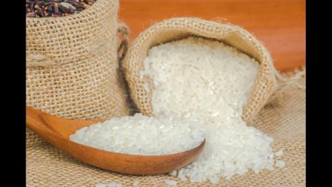 Tuyệt đối không để hũ/thùng hết gạo: Việc để thùng/hũ gạo hết sạch sẽ chẳng khác nào thể hiện rằng gia đình đang mất đi tài lộc, thịnh vượng bởi theo phong thủy, hũ gạo là vật chứa đựng mang ý nghĩa tốt lành, vận may nên không được để trống rỗng.