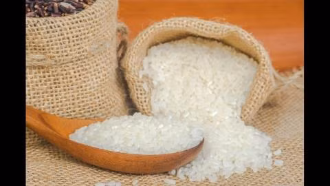 Tuyệt đối không để hũ/thùng hết gạo: Việc để thùng/hũ gạo hết sạch sẽ chẳng khác nào thể hiện rằng gia đình đang mất đi tài lộc, thịnh vượng bởi theo phong thủy, hũ gạo là vật chứa đựng mang ý nghĩa tốt lành, vận may nên không được để trống rỗng.