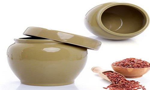 Vì thế, nếu đặt hũ gạo ở vị trí này sẽ khiến nhà cửa gặp vận xui, kinh tế đi xuống, gặp nhiều trắc trở. Nên đặt hũ gạo theo hướng Tây hoặc Đông Bắc vì đây là hướng của hành Thổ.