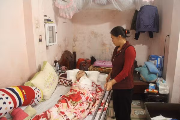 Gần hai năm qua chị Lệ phải sống đời sống thực vật.