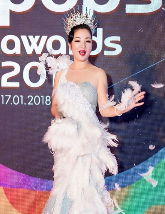 Không những vậy, cô còn vừa đi vừa rải lông ngỗng kéo dài từ ngoài sảnh đến cửa chính khán phòng nơi diễn ra chương trình khiến thảm đỏ trở thành “bãi chiến trường” không hề đẹp mắt trước các khách mời và khán giả.