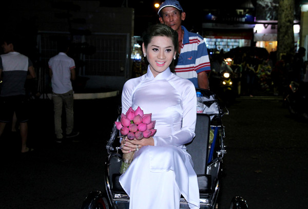 Lâm Khánh Chi Thường xuyên diện những bộ cách cầu kỳ, diêm dúa khi tham dự sự kiện, tuy nhiên cũng có lần Lâm Khánh Chi khiến nhiều người ngạc nhiên khi xuất hiện với hình ảnh áo dài, tay cầm hoa sen và đi xích lô đến thảm đỏ một buổi ra mắt phim hài. Tuy nhiên, ý tưởng này được xem là không phù hợp trong một sự kiện như thế này.