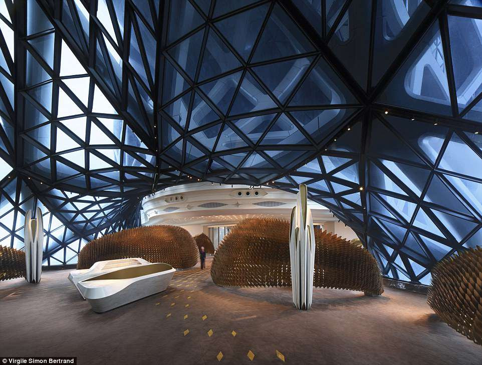 Đây là dự án đầu tiên tại Macao của Hadid. Tòa nhà sử dụng hình khối tròn để tạo ra 'khoảng trống' và cho phép càng nhiều ánh sáng đi vào càng tốt Doanh thu của kinh doanh sòng bạc từng có giai đoạn tụt dốc thê thảm khiến các ông lớn phải tung ra một loạt các khu nghỉ mát mới, cung cấp mọi dịch vụ từ công viên giải trí đến spa sang trọng để thu hút nhiều người hơn.