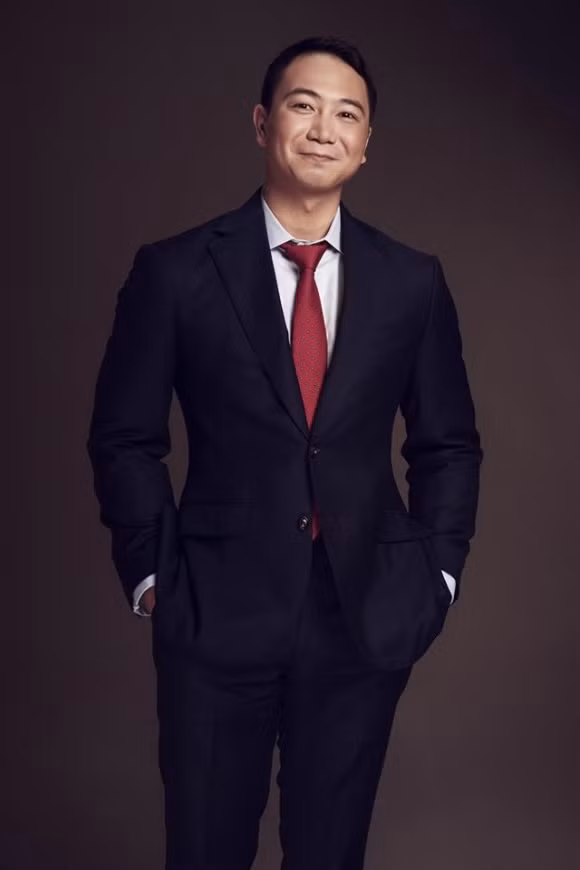 Gia thế cực khủng Tuấn John sinh năm 1987, từng đi du học tại Canada. Anh có một gia thế cực “khủng", sinh ra trong một gia tộc có truyền thống kinh doanh. Bạn trai của Lan Khuê là cháu trai người phụ nữ quyền lực lãnh đạo tập đoàn Hoàn Cầu Trần Thị Hường, hay còn gọi là Tư Hường. Anh cũng là cháu ruột gọi doanh nhân Tony Toàn - chồng Á hậu Dương Trương Thiên Lý là chú.