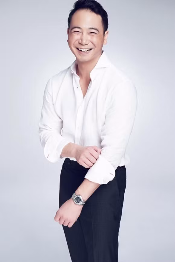 Đam mê thể thao và sở hữu thân hình cơ bắp Đừng nghĩ các doanh nhân đều lớn tuổi hay sở hữu thân hình chảy xệ, bụng bự, mập béo, Tuấn John là một ngoại lệ. Anh khá yêu thể thao. Dù bận rộn cách mấy, Tuấn John vẫn tích cực tham gia tập luyện bộ môn boxing mà anh yêu thích. Chính ngờ sự kiên trì luyện tập này mà anh từ một chàng trai béo mập nay đã sở hữu thân hình cơ bắp cuồn cuộn chỉ trong vài tháng ngắn ngủi.