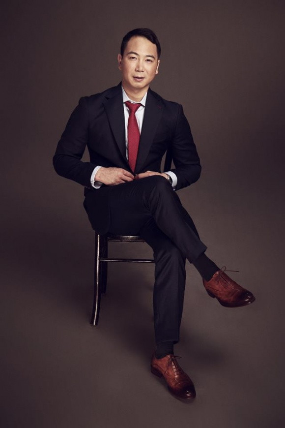 Bà Tư Hường, bà nội của Tuấn John là người đứng đầu "đế chế" bất động sản, nhà máy và ngân hàng nổi tiếng trên thương trường, với tài sản có thể lên tới hàng trăm triệu USD. Cách đây 10 năm, bà Tư Hường từng bỏ ra số tiền khổng lồ để đưa cuộc thi Miss Universe - Hoa hậu Hoàn vũ Thế giới về Việt Nam. Cùng với sự kiện Hoa hậu Hoàn vũ là sự ra đời của sân khấu sắc đẹp bạc tỷ cùng khu resort đẳng cấp quốc tế ở Nha Trang, có mức đầu tư lên tới hơn 65 triệu USD. Kéo theo đó là cả một resort cùng các khu du lịch nổi tiếng cả nước. Có thể nói, gia đình của Tuấn John là một hào môn danh giá mà bất kì người đẹp nào cũng muốn vào.