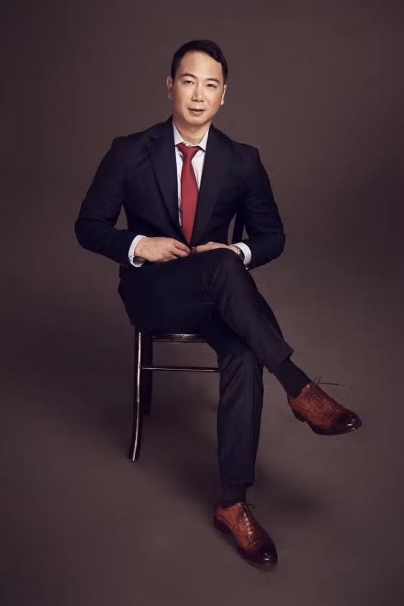 Bà Tư Hường, bà nội của Tuấn John là người đứng đầu "đế chế" bất động sản, nhà máy và ngân hàng nổi tiếng trên thương trường, với tài sản có thể lên tới hàng trăm triệu USD. Cách đây 10 năm, bà Tư Hường từng bỏ ra số tiền khổng lồ để đưa cuộc thi Miss Universe - Hoa hậu Hoàn vũ Thế giới về Việt Nam. Cùng với sự kiện Hoa hậu Hoàn vũ là sự ra đời của sân khấu sắc đẹp bạc tỷ cùng khu resort đẳng cấp quốc tế ở Nha Trang, có mức đầu tư lên tới hơn 65 triệu USD. Kéo theo đó là cả một resort cùng các khu du lịch nổi tiếng cả nước. Có thể nói, gia đình của Tuấn John là một hào môn danh giá mà bất kì người đẹp nào cũng muốn vào.