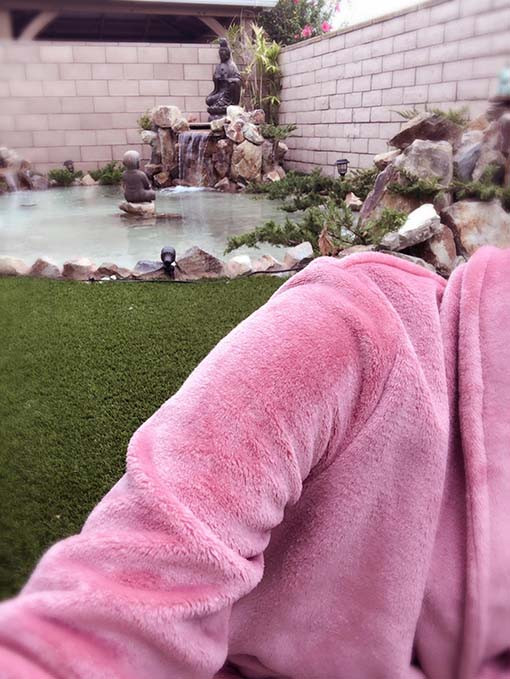 Nhiều bạn bè và fan đã chúc mừng vợ chồng Lệ Quyên có căn biệt thự sang trọng và bình yên:"Từ nhà em qua nhà chị Quyên chỉ có 5 phút thôi. Em cũng ở gần đó, vì có bằng địa ốc nên em tìm thấy nhà chị trong 1 phút. Bên trong nhà chị quá đẹp!" - facebooker Kayla Nguyen bình luận. Một người bạn của Lệ Quyên là Quang Cường viết: "Nhà đẹp quá" còn facebooker Mai Anh Phương khen ngợi: "Nhìn hình là biết chốn yên bình rồi. Hẹn cuối năm nhé bạn yêu".