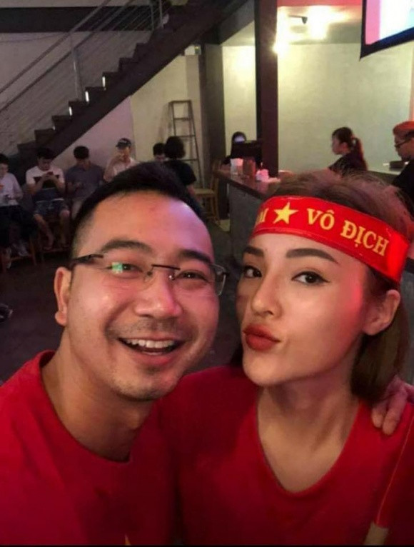 Mối quan hệ rộng trong showbiz Ngoài công việc kinh doanh, Tuấn John còn có nhiều mối quan hệ trong làng giải trí. Anh khá thân thiết với các mĩ nhân đình đám của showbiz Việt như: Phạm Hương, Kỳ Duyên, Bảo Thy… Anh còn từng là bạn trai cũ của Á hậu Thuý Vân.