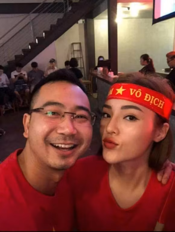 Mối quan hệ rộng trong showbiz Ngoài công việc kinh doanh, Tuấn John còn có nhiều mối quan hệ trong làng giải trí. Anh khá thân thiết với các mĩ nhân đình đám của showbiz Việt như: Phạm Hương, Kỳ Duyên, Bảo Thy… Anh còn từng là bạn trai cũ của Á hậu Thuý Vân.