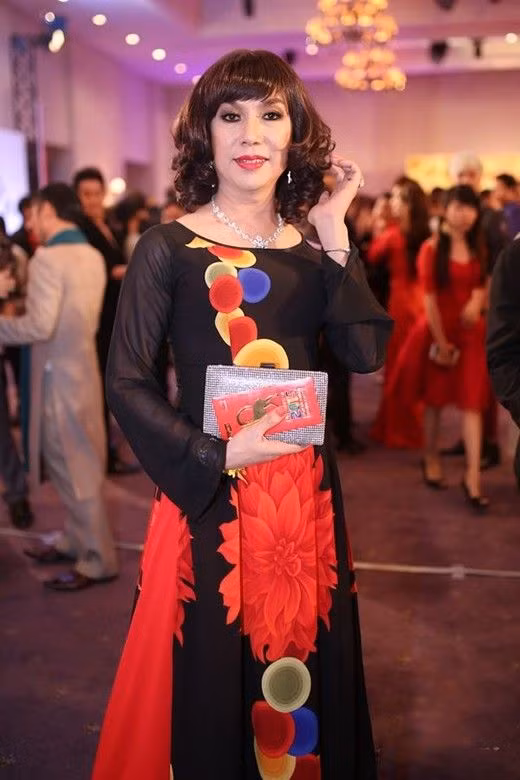 Long Nhật Với sở thích giả gái, Long Nhật khiến nhiều người bất ngờ khi đưa hình tượng này lên thảm đỏ. Không chỉ vậy, nam ca sĩ còn diện áo dài nữ tính kết hợp với trang điểm đậm, khoác tay bạn trai tại sự kiện làm khán giả càng nghi ngờ về giới tính thật của anh.