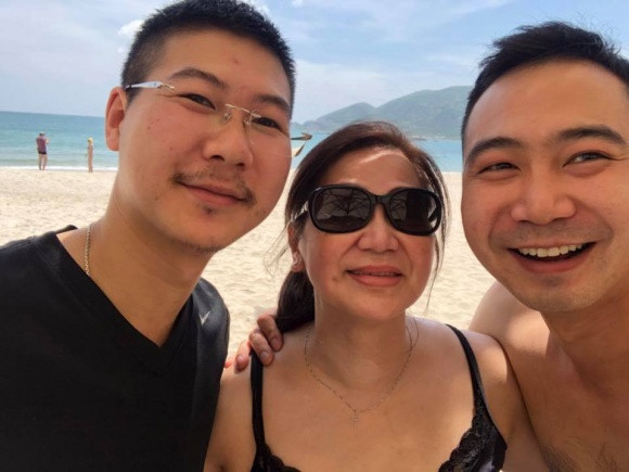 Tuấn John thường xuyên đăng ảnh đại gia đình của mình đầy yêu thương trên trang cá nhân. Anh thường xuyên khoe các cháu trai, cháu gái xinh xắn của mình. Có thể thấy, anh chàng này sống khá tình cảm nên Lan Khuê được gả vào gia đình này, hẳn cô cũng sẽ cuộc sống hạnh phúc như Hà Tăng.