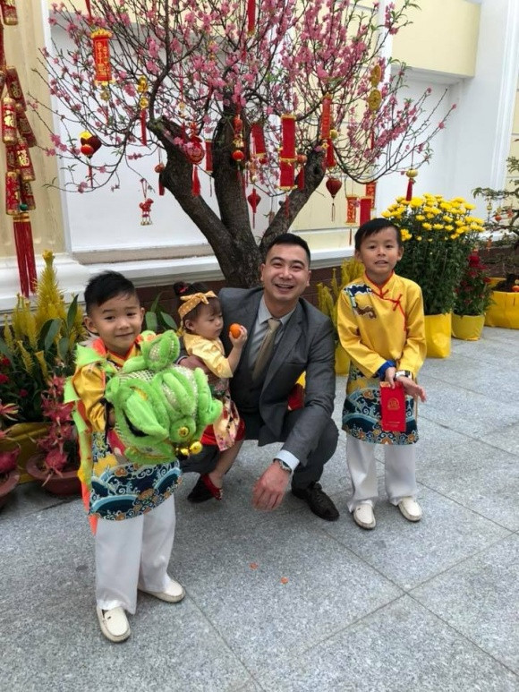 Một chàng trai yêu gia đình Đại gia đình của Tuấn John là một gia tộc lớn về kinh doanh. Tuy bận rộn với công việc nhưng họ vẫn giữ sợi dây kết nối giữa các thành viên trong gia đình rất tốt. Vào những dịp lễ tết, cả thành viên trong gia đình chồng tương lai của Lan Khuê đều dành thời gian bên nhau. Những buổi tiệc nhỏ được diễn ra khá ấm cúng, những kì nghỉ du lịch cùng nhau khá vui vẻ.