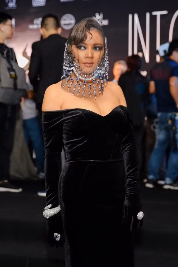 Tuy gây được sự chú ý với khán giả nhưng người đẹp vẫn không nhận được sự đánh giá cao cho lần xuất hiện này. Nhiều ý kiến cho rằng, Lý Nhã Kỳ trông có phần đáng sợ, u ám như “mệnh phụ phu nhân” và không hề đẹp mắt.