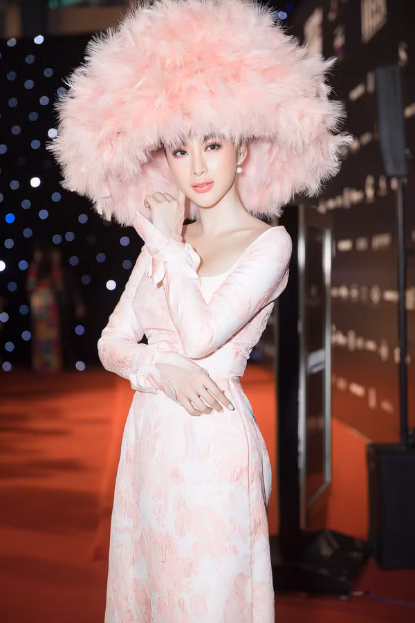 Angela Phương Trinh Nếu nói về những màn “chơi trội” của sao Việt trên thảm đỏ không thể không nhắc đến Angela Phương Trinh. Nữ diễn viên sinh năm 1995 là người chịu khó đầu tư ý tưởng nhất nhì showbiz khi luôn xuất hiện với hình ảnh khác lạ.