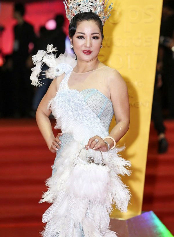 Thúy Nga Ít khi tham dự sự kiện nhưng mỗi lần xuất hiện, Thúy Nga đều khiến khán giả phải “bật ngửa”. Chơi trội với bộ đầm đính lông ngỗng từ đầu đến chân kết hợp đội vương miện trên đầu, nghệ sĩ hài thành công trong việc thu hút sự chú ý của tất cả mọi người.