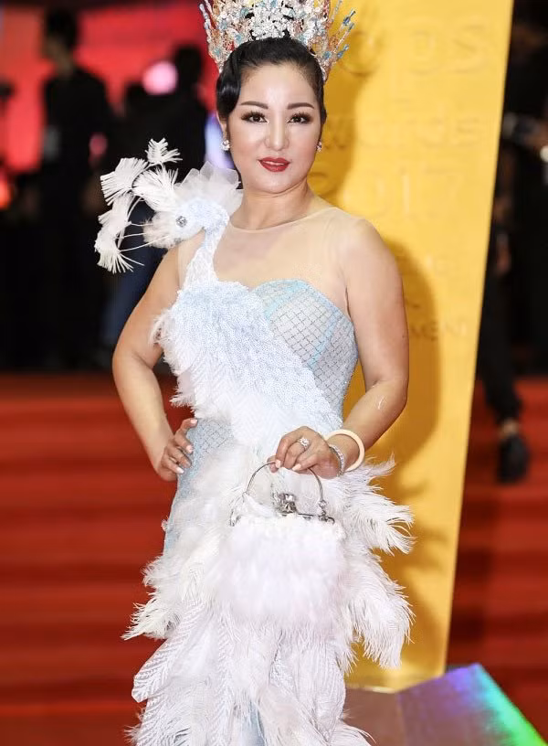 Thúy Nga Ít khi tham dự sự kiện nhưng mỗi lần xuất hiện, Thúy Nga đều khiến khán giả phải “bật ngửa”. Chơi trội với bộ đầm đính lông ngỗng từ đầu đến chân kết hợp đội vương miện trên đầu, nghệ sĩ hài thành công trong việc thu hút sự chú ý của tất cả mọi người.