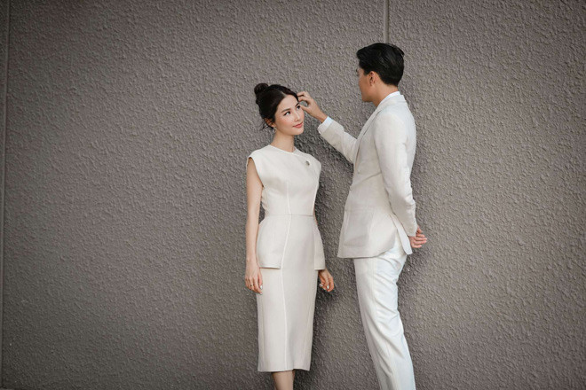 Không hẹn mà gặp, cả hai diện đồ đôi và khiến fan xôn xao trong những tấm hình tình cảm siêu đáng yêu. Người hâm mộ bắt gặp Quang Đại nhiều lần đưa tay vén mái tóc bới tự nhiên loã xoã trước gió của Diễm My.