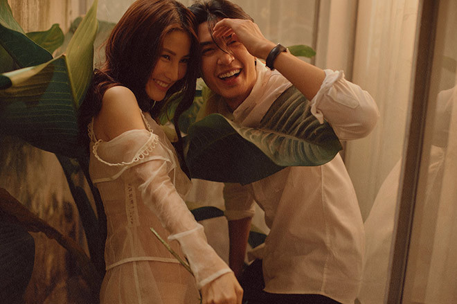 Bộ ảnh lựa chọn bối cảnh khá quen thuộc như không gian phòng khách, sân thượng… gợi lên một hạnh phúc bình yên.