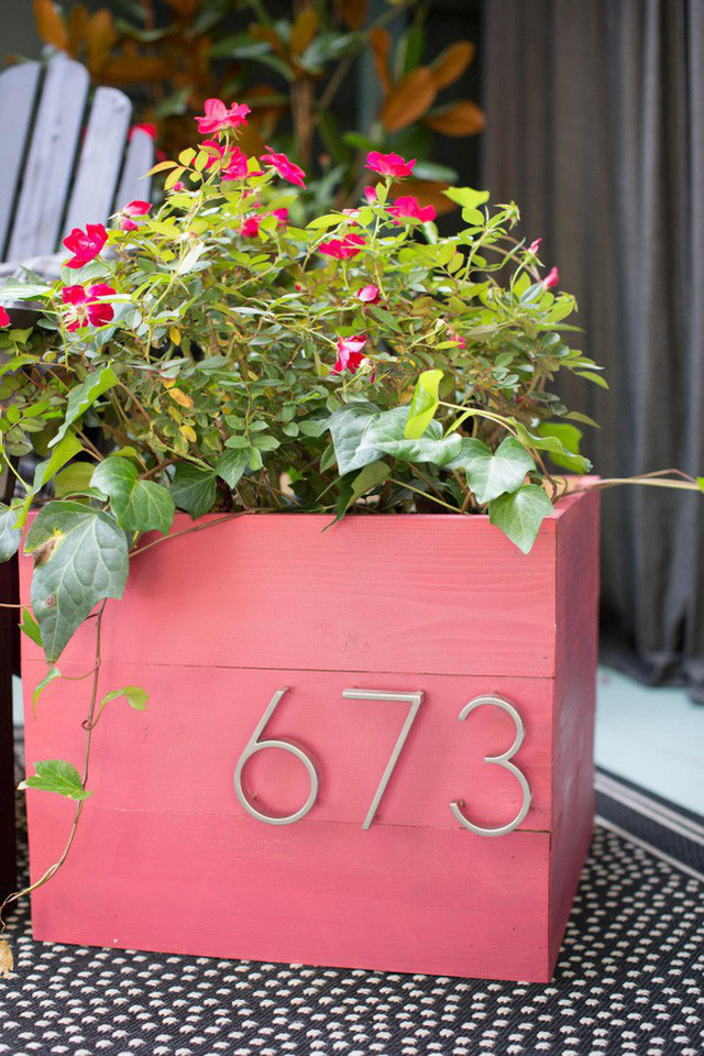 Thêm sự mới lạ và độc đáo trong cách trang trí nhà: Không đơn thuần là chậu cảnh, đây là tác phẩm nghệ thuật. Chủ nhà có thể sơn màu sắc ưa thích lên chậu cây và đánh số nhà lên đó. Chậu cảnh sẽ độc đáo và thu hút sự chú ý hơn với cách trang trí này.