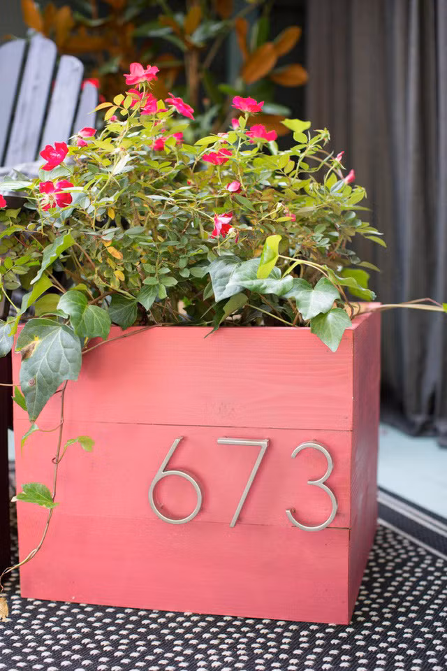 Thêm sự mới lạ và độc đáo trong cách trang trí nhà: Không đơn thuần là chậu cảnh, đây là tác phẩm nghệ thuật. Chủ nhà có thể sơn màu sắc ưa thích lên chậu cây và đánh số nhà lên đó. Chậu cảnh sẽ độc đáo và thu hút sự chú ý hơn với cách trang trí này.