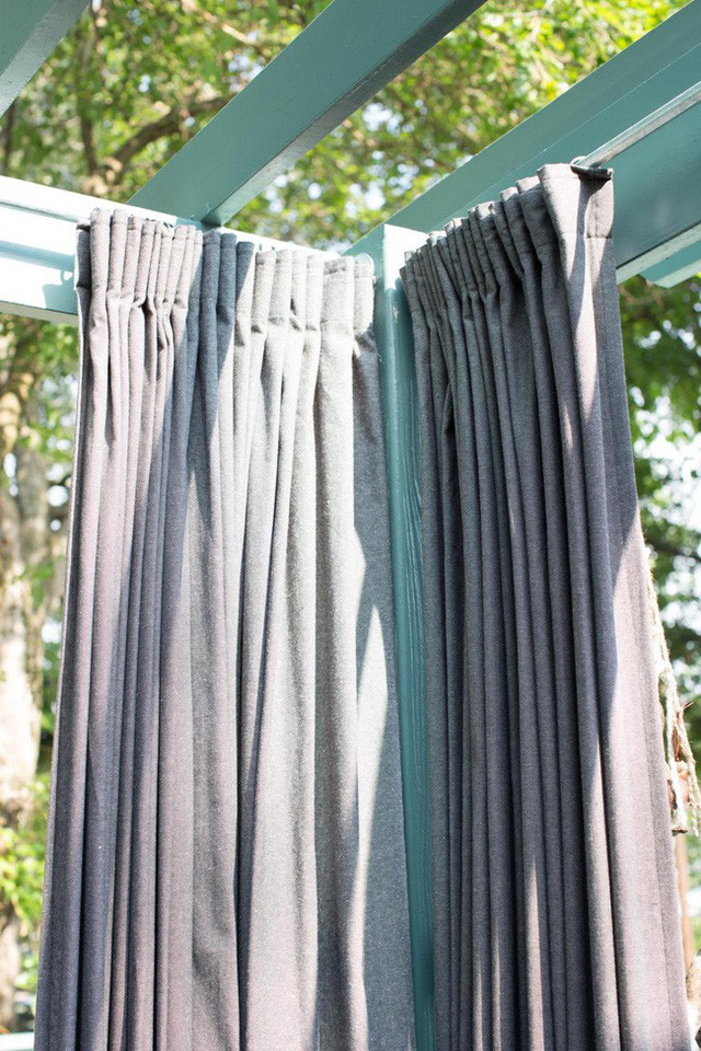 Bạn cũng có thể làm mới hiên nhà bằng rèm cửa. Đây cũng là một trong những cách hiệu quả nhất giúp không gian ngoài trời của gia đình bạn trở nên mềm mại, quyến rũ và bắt mắt hơn.