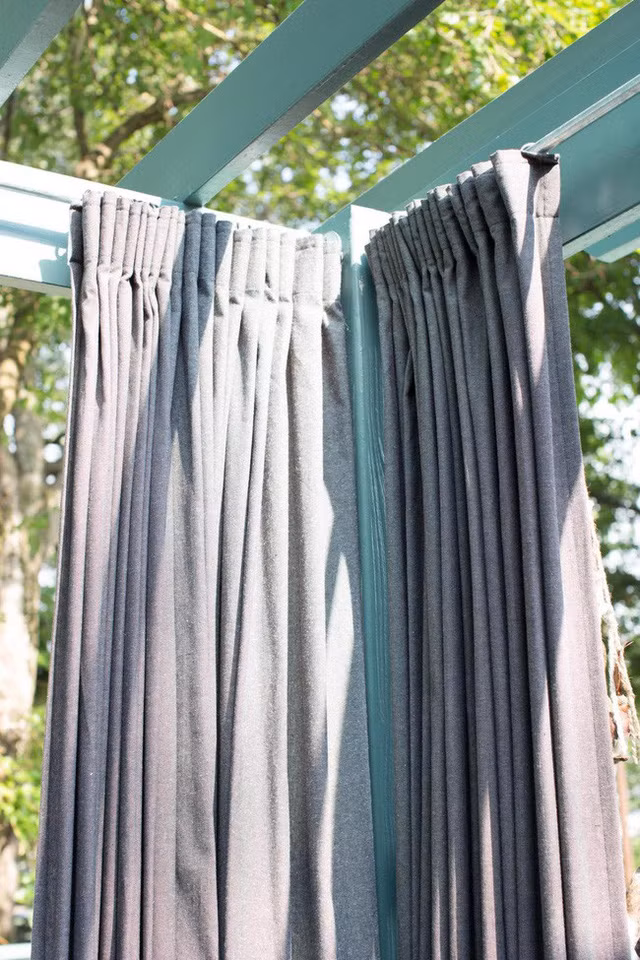 Bạn cũng có thể làm mới hiên nhà bằng rèm cửa. Đây cũng là một trong những cách hiệu quả nhất giúp không gian ngoài trời của gia đình bạn trở nên mềm mại, quyến rũ và bắt mắt hơn.