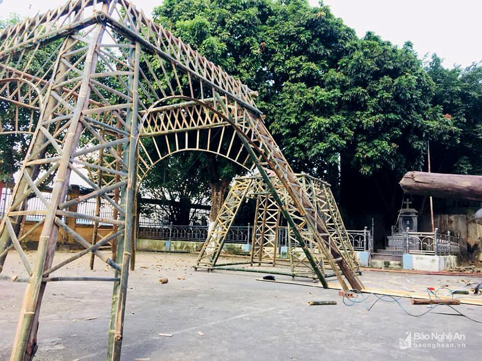 Tháp có cấu trúc 3 phần: bệ, thân, ngọn, riêng phần bệ có diện tích 36m2. Phần kết nối giữa các bộ phận được thiết kế khá cầu kỳ. Tháp được làm từ nguyên liệu chính là tre do bà con trong giáo xứ cung cấp. Lúc đầu tháp được làm từng bộ phận một tách rời nhau. Ảnh: Huy Thư