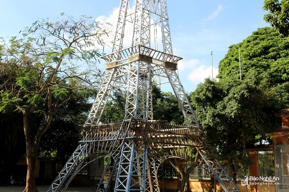 Sau đó được liên kết lại thành một “tòa” tháp hoàn chỉnh. Được biết, để gắn kết các bộ phận vào nhau, nhóm thiết kế đã làm giàn giáo 2 tầng bao quanh bệ tháp và huy động 30 người hỗ trợ. Ảnh: Huy Thư