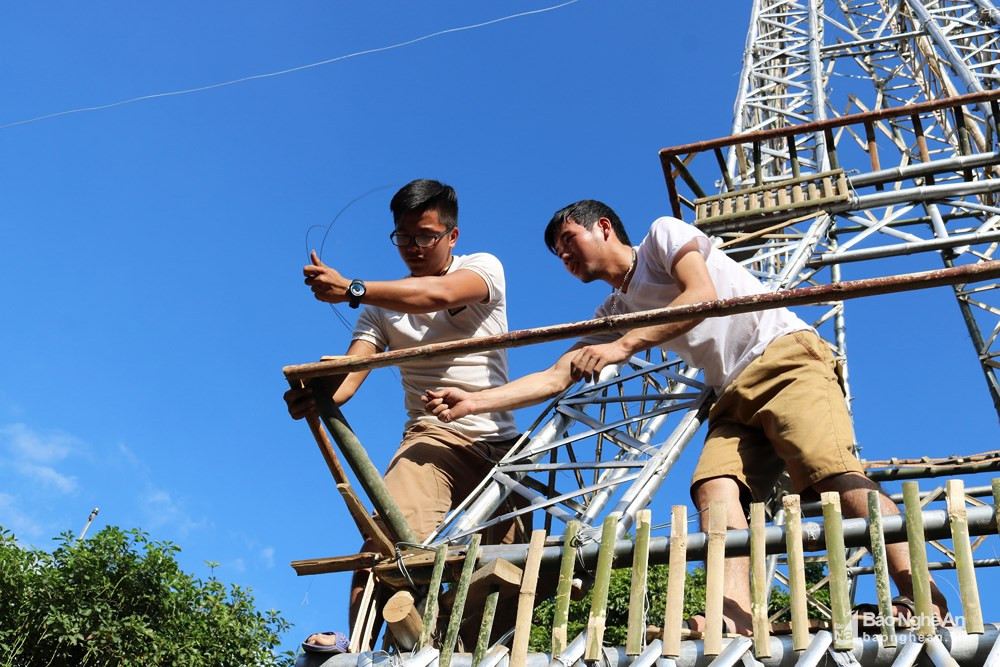 Tháp do 2 thanh niên trong giáo xứ thiết kế và trực tiếp thi công. Anh Trần Văn Đức (27 tuổi) - một trong 2 người thiết kế cho biết: “Muốn có một cái gì đó khác hơn những mùa Noel trước, giáo xứ đã quyết định làm một cây tháp mô phỏng tháp Eiffel ở Pháp. Tận dụng nguyên liệu có sẵn là tre, do đó làm tháp không tốn kém lắm. Hy vọng khi hoàn thành, tháp Eiffel tre sẽ đem lại sự thích thú cho nhiều người”. Ảnh: Huy Thư