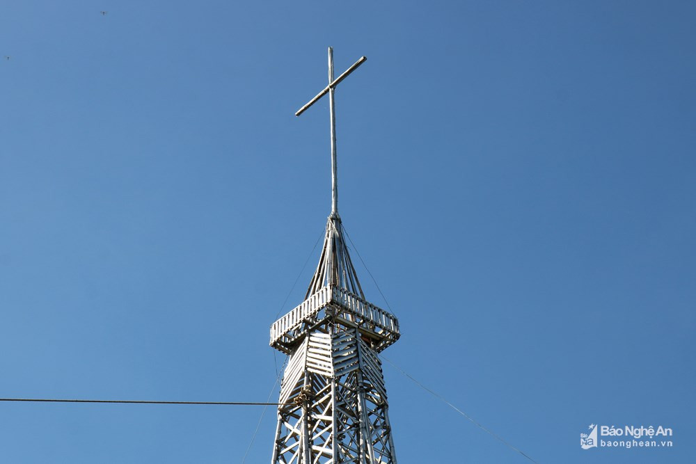 Cận cảnh phần trên của tháp tre. Ảnh: Huy Thư