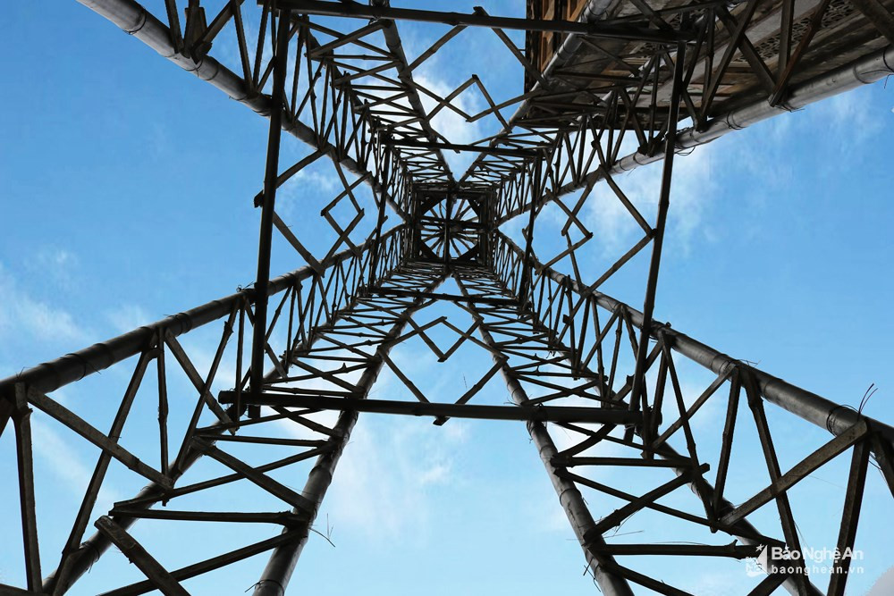 Mặt trong của tháp Eiffel tre, nhìn từ dưới lên. Ảnh: Huy Thư