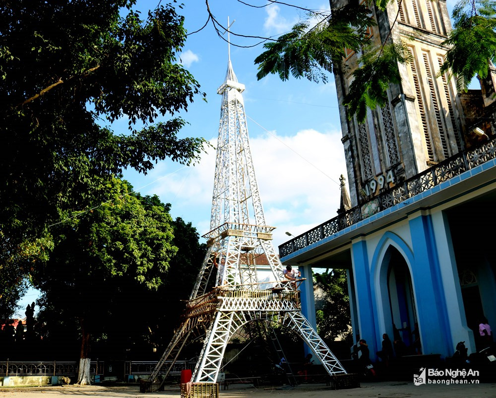 Doc dao “thap Eiffel tre” cao 22m chao don Giang sinh 2018