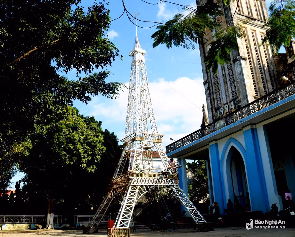 Doc dao “thap Eiffel tre” cao 22m chao don Giang sinh 2018