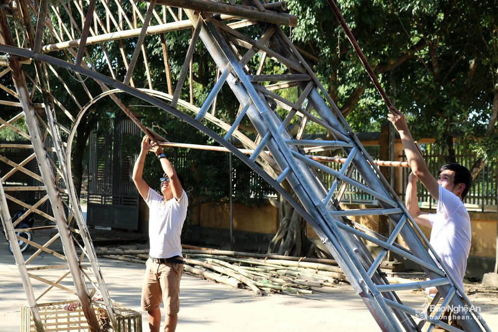 Được biết, thời gian làm tháp đã kéo dài hơn 1 tháng nay. Dự kiến tháp sẽ khánh thành vào chủ nhật tới. Ảnh: Huy Thư