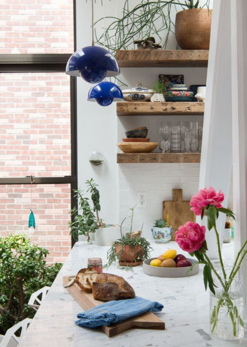 Điều tuyệt vời hơn cả làm nên vẻ đẹp trọn vẹn cho căn bếp nhỏ chính là vật dụng gốm sứ và đồ trang trí. Gốm sứ của bát, đĩa và đồ gỗ đã mang đến cho không gian nét đẹp tinh tế và nghệ thuật.